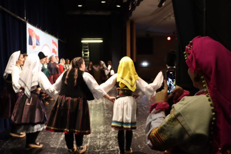 Tajni život iza bine: Trenuci koji stvaraju folklornu magiju Foto: KUD "Jedinstvo" Beč